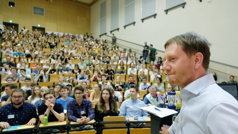 Sachsens Ministerpräsident Michael Kretschmer (CDU) stand den etwa 500 Schülern am Sonnabend in einem Hörsaal der Universität Leipzig Rede und Antwort.