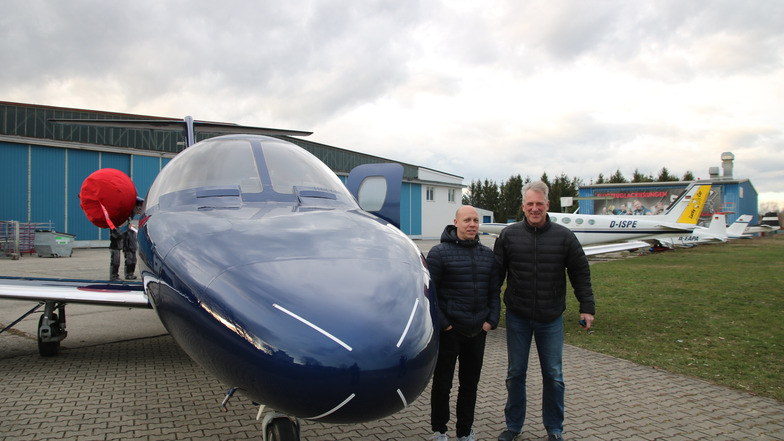 Flugkapitän Jan Haesler (r.) ist mit der Lackierarbeit der Firma SLS Kamenz sehr zufrieden. Geschäftsführer Alexander Schlacht freut sich über das Qualitätsurteil des erfahrenen Piloten.
