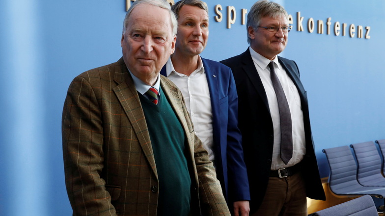 Björn Höcke (M.), hier mit AfD-Bundessprecher Jörg Meuthen (r.) und Bundestagsfraktionschef Alexander Gauland, verlangt Konsequenzen aus den Wahlergebnissen der Partei bei den Wahlen im Südwesten.