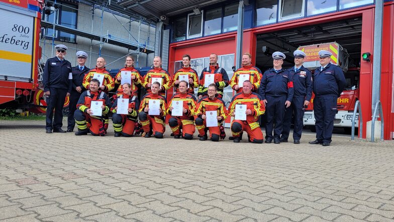 Die zwölf Kameraden der Freiwilligen Feuerwehr Radeberg mit ihren Urkunden.