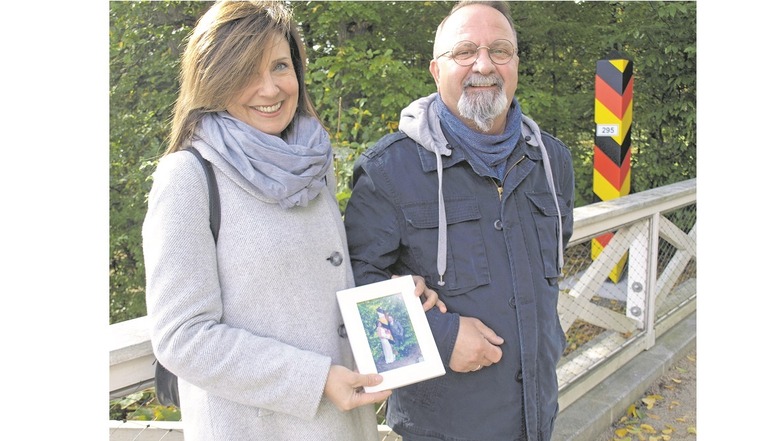 Birgit und Jürgen Weser haben ein ganz besonderes Hochzeitsfotos: eines vor der Grenzsäule an der Doppelbrücke im Muskauer Park. Diese Idee brachte ihnen nun eine Überraschung und mediale Bekanntheit.