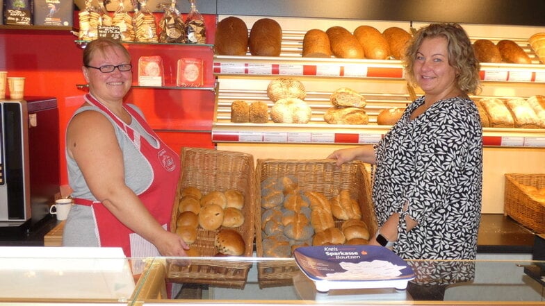 Verkäuferin Daniela Werner (l.) und Bäckerei-Inhaberin Janine Nikol freuen sich, jetzt auch in Steindörfel direkt an der B6 frische Backwaren anbieten zu können.