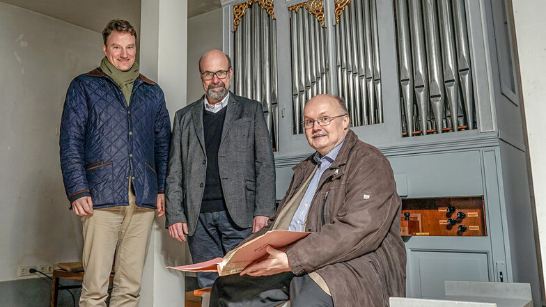Dr. Hagen Lippe-Weißenfeld, Pfarrer Michael Ramsch und der Orgelsachverständiger Jiri Koucurek (von links) an der Orgel von Leopold Kohl.