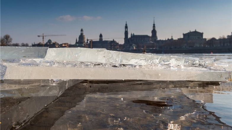 Stapel der Eisplatten Fingerdicke Eisschollen stapeln sich am Ufer der Elbe und machen den wassernahen Spaziergang zu einem rutschigen wie riskanten Vergnügen.