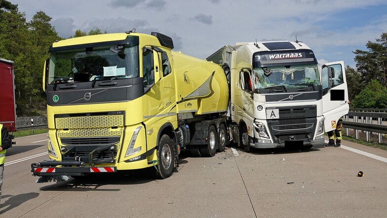 Auf der A4 in Dresden sind am Montagnachmittag zwei Lastwagen zusammengestoßen.
