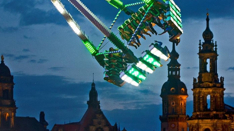 Einen ganz ungewöhnlichen Blick kann man derzeit in Dresden auf die Altstadt werfen, aus einer Monsterachuskel. Während des Stadtfestes ist sie am Elbufer aufgebaut.