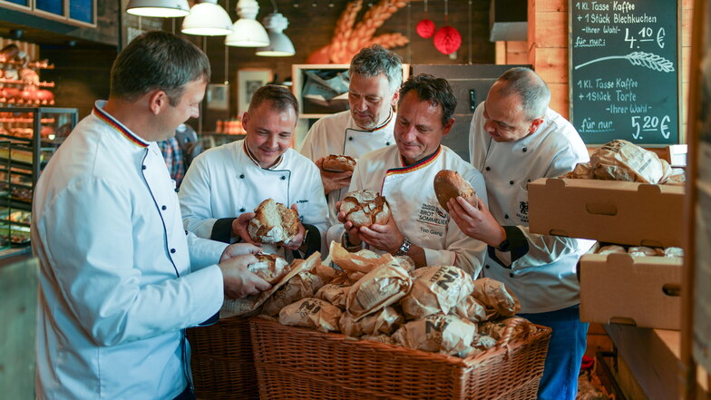 300 Mal geschenktes Handwerk: Zahlreiche Dresdner Bäcker haben zum Tag des deutschen Brotes frische Laibe in der Innenstadt verteilt.