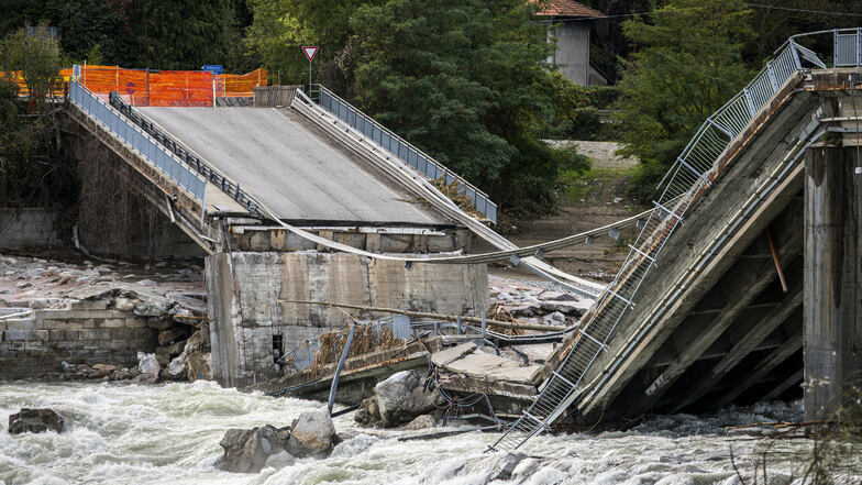 Durch das Hochwasser des Flusses Sesia ist eine Brücke in Norditalien eingestürzt.