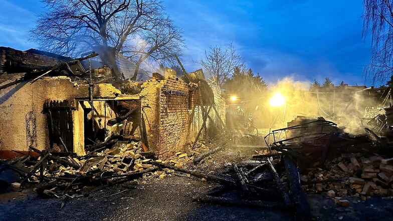 Ein Nebengebäude brannte am Freitagmorgen auf der Nieskyer Straße in Hähnichen.