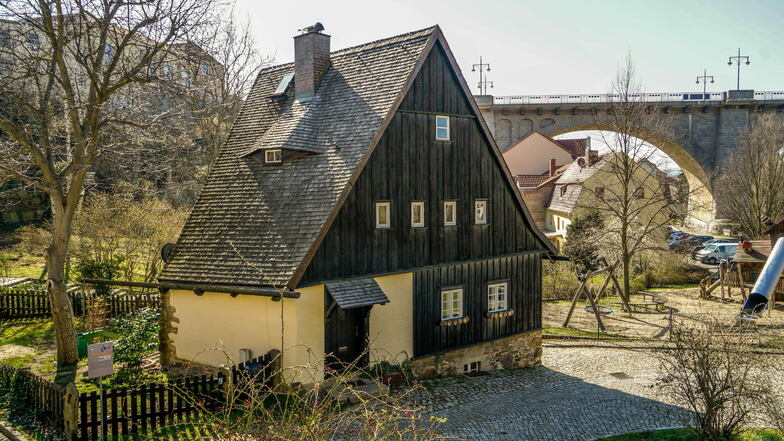 Bautzens ältestes Haus, das als Hexenhäusl bekannt ist, steht unterhalb der Friedensbrücke an der Spree.