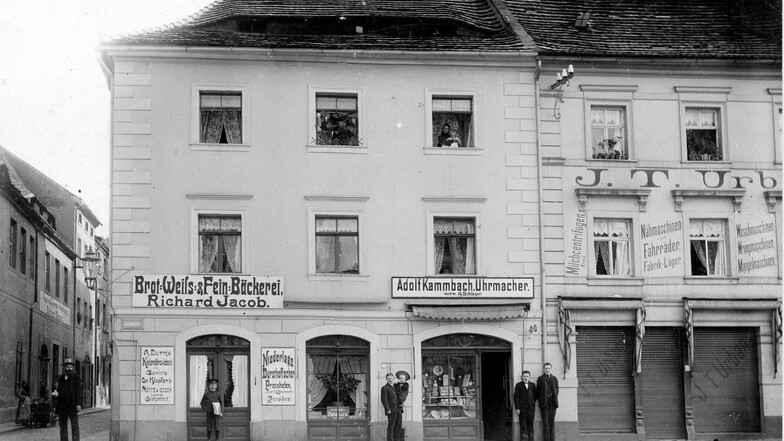Ein historisches Foto vom Altmarkt, in dem Geschäft befindet sich heure die Bäckerei Haupt.