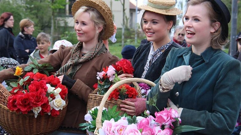 Vorverkaufsstart zum Theatersommer. Blumenmädchen stimmen auf das Sommerstück 2015 ein: My Fair Lady.