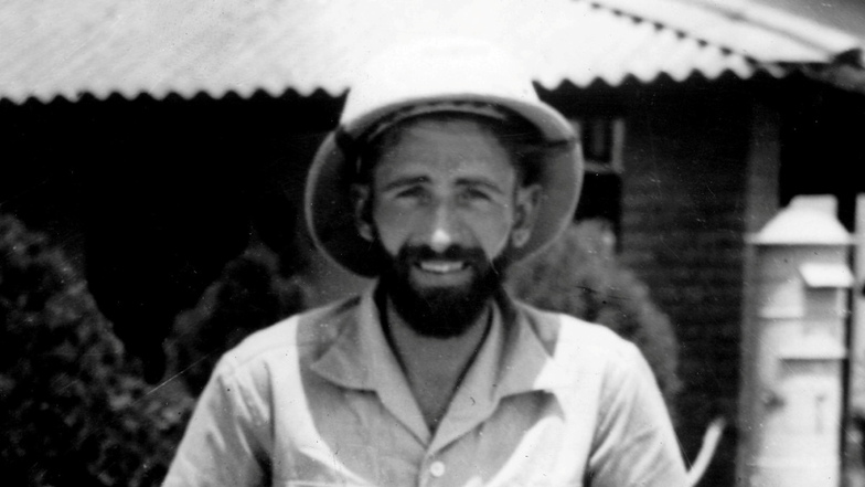 Der österreichische Bergsteiger Hermann Buhl am 18. Juli 1953 in Rawalpindi (Pakistan) mit Skistöcken, die er wegen der Erfrierungen an den Füssen als Krücken benutzt. Er bezwang im Alleingang am 3. Juli 1953 als Erster den Gipfel des Nanga Parbat.