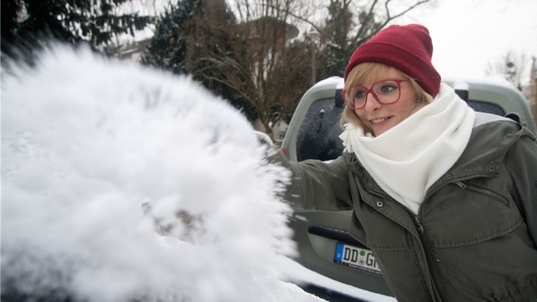 Ein dicker Eispanzer, darüber noch Schnee: Eva Möbius musste kräftig kratzen, um die Autoscheibe freizubekommen.
