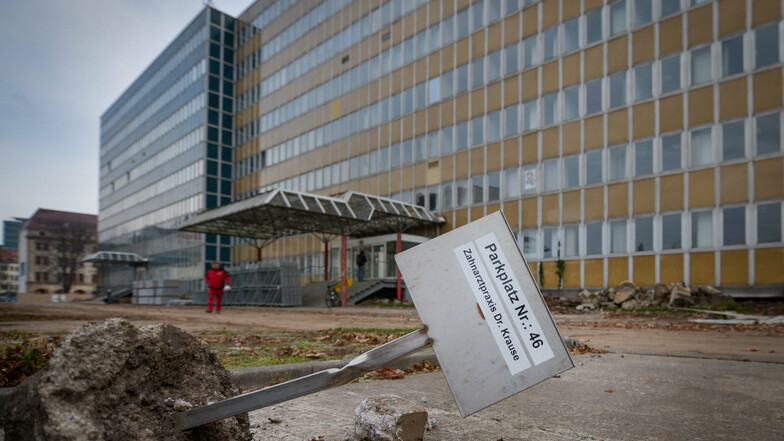 Der DDR-Riegel in der Könneritzstraße 25 wurde 2018 abgerissen. Der alte Beton wird beim Bau der neuen Quartiersstraßen wiederverwendet.