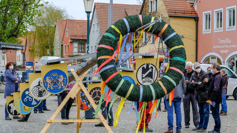 Ohne Fest wurde der Maibaum am 30. April 2021 auf dem Dorfanger aufgestellt.