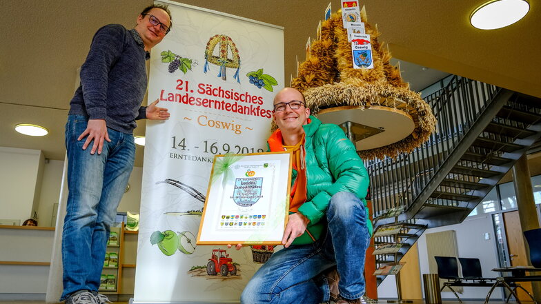 Torsten Schröder (rechts), hier mit Börse-Chef Thomas Kretschmer beim Erntedankfest, kümmert sich um das Marketing für die Stadt. Jetzt hat er das Kneipenspektakel organisiert.