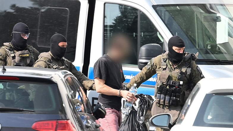 Der Tatverdächtige im Fall der getöteten Valeriia aus Döbeln wird von Polizisten aus der Tschechischen Republik am Grenzübergang in Petrovice nach Sachsen ausgeliefert.