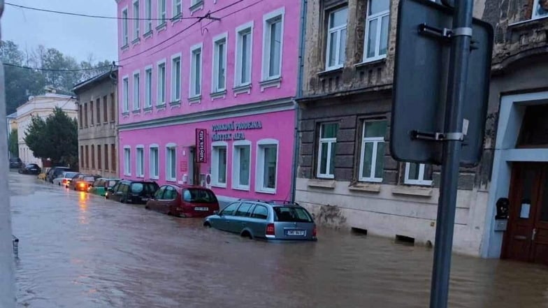 Besonders dramatisch ist die Situation in der tschechischen Stadt Krnov, die fast komplett überflutet worden ist.