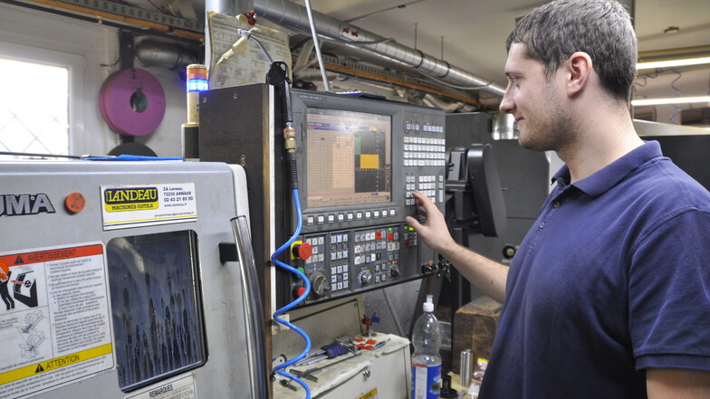 Als CNC-Fräser und Feinwerkmechanikermeister hat Sebastian Rentsch auch viel mit Maschinen und Programmierung zu tun, um verschiedene Metallteile exakt nach den Vorgaben der Kunden zu produzieren.