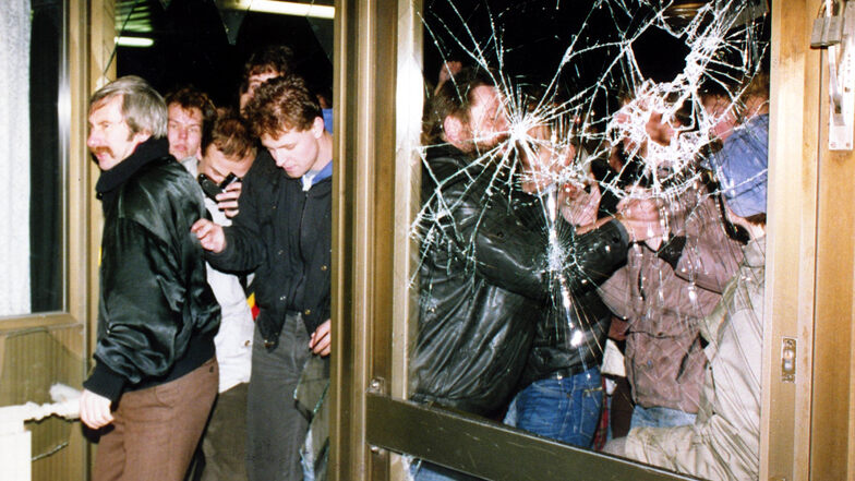 Demonstranten stürmen am 15. Januar 1990 in die Stasi-Zentrale in Berlin.