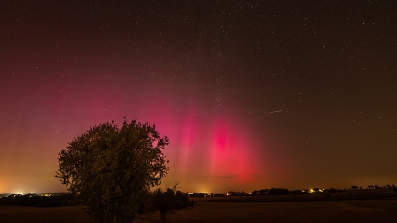 Dieses Foto hat der Roßweiner "Polarlichtjäger" Torsten Stein in der Nacht zu Dienstag bei Niederforst, einem Roßweiner Ortsteil zwischen Haßlau und Neuseifersdorf, aufgenommen. Damit war er in diesem Jahre schon mehrfach in der Heimat erfolgreich unterwe