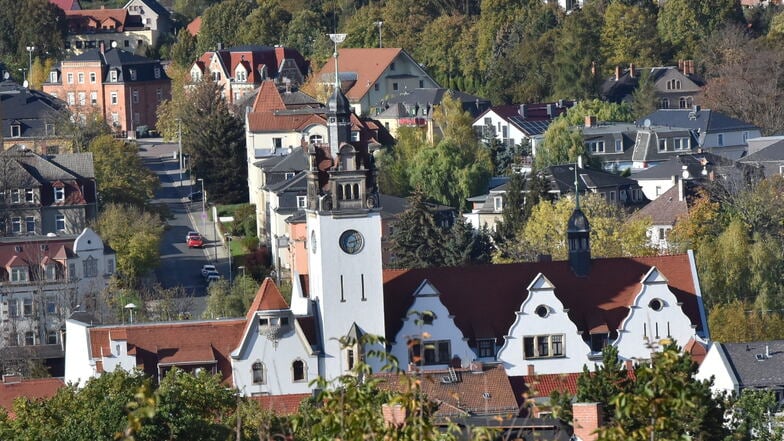 Im Rathaus Potschappel tagt der Freitaler Stadtrat - zunächst nur mit 33 statt mit 34 Männern und Frauen.