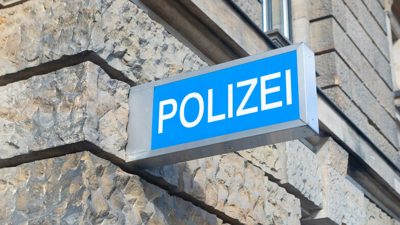 Die Dresdner Polizei ermittelt wegen des Verdachts des räuberischen Diebstahls sowie wegen gefährlicher Körperverletzung gegen einen Unbekannten und zwei weitere Täter.