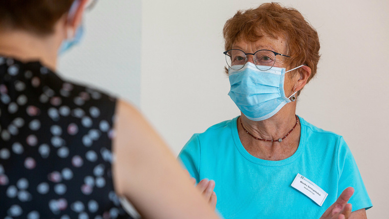Monika Schlegelmilch gehört zu den Grünen Damen in der Helios-Klinik Pirna. Sie spricht mit einer Patientin.