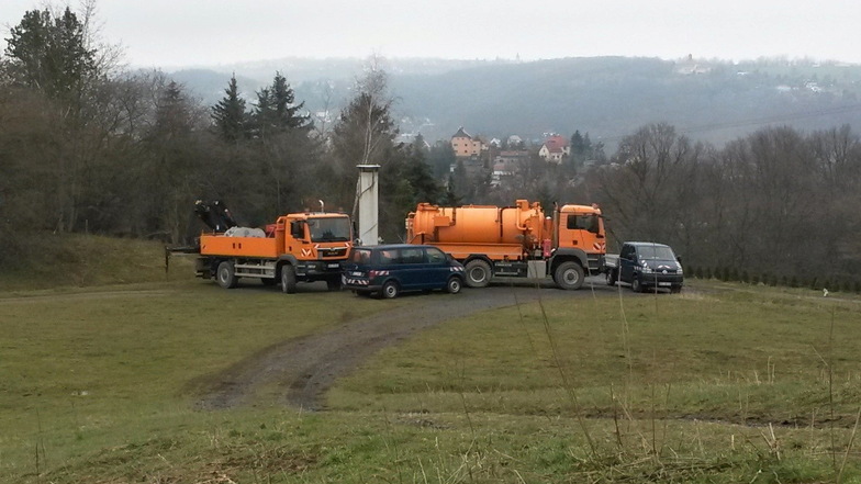 In Freital-Burgk, 130 Meter über dem Stollen, steht das Spülfahrzeug. Der Druckschlauch wird durch das Wetterbohrloch unter dem Türmchen abgelassen.