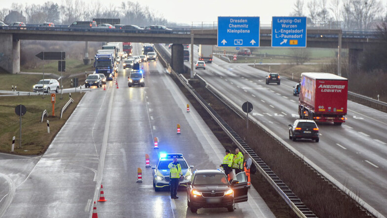 Hinter dem Unfall staute sich der Verkehr auf der A14 mehrere Kilometer weit.