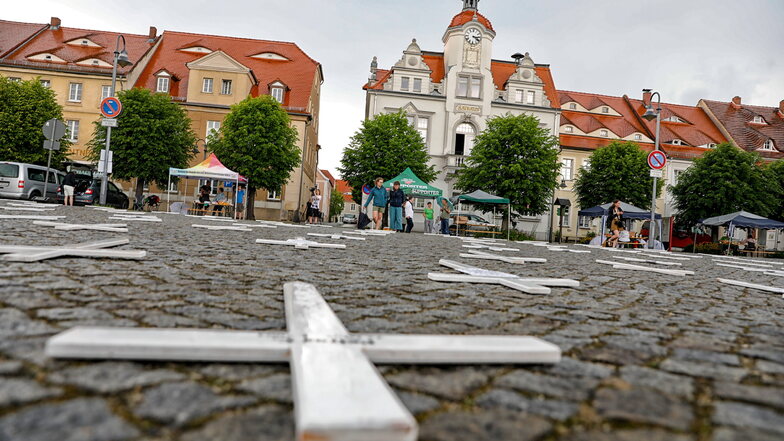 Mit diesen Kreuzen haben die Ostritzer im vergangenen Jahr bei einem ihrer Friedensfeste auf dem Markt ihrer Stadt vor dem Rathaus an Opfer rechter Gewalt erinnert.