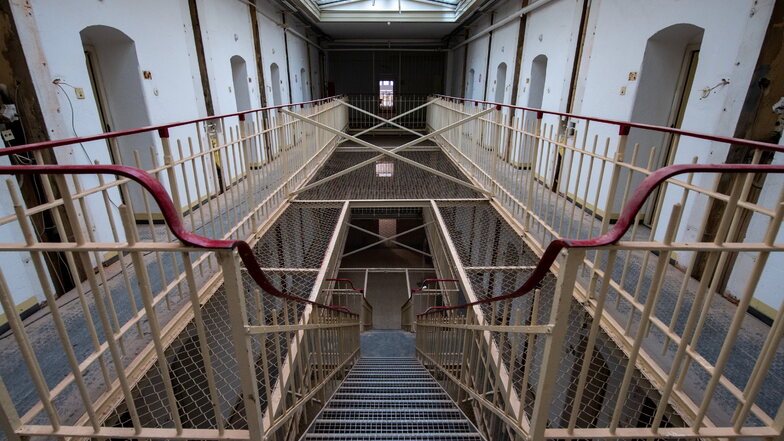 Die Zellentüren im früheren Stasi-Gefängnis auf dem Kaßberg in Chemnitz stehen offen.