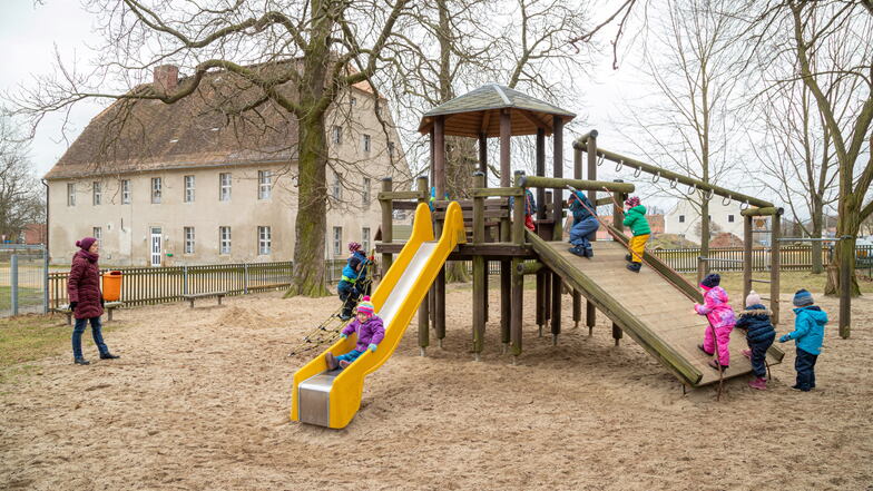 Der Spielplatz zwischen dem früheren Herrenhaus Schönfelder und der Kita in Kodersdorf soll erneuert werden. Das Konzept dazu steht ganz im Zeichen des Werkstoffes Holz.