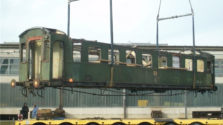 Dieser Schnellzugwagen soll restauriert werden. Dafür wurde er nach Ostritz bei Zittau transportiert.