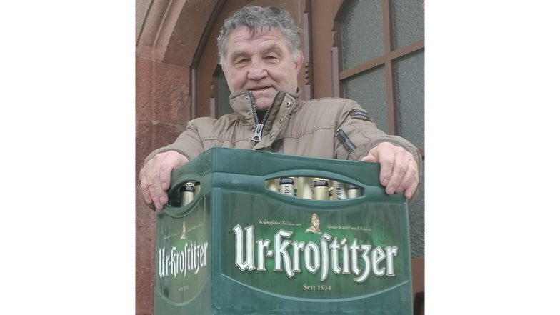 Dieter Lebelt aus Döbeln freute sich als Gewinner der Vorwoche über einen Kasten Urkrostitzer Pilsner.