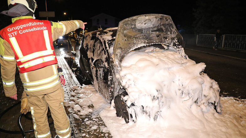 Mit Wasser und Schaum erstickte die Feuerwehr die Flammen im Motorraum dieses Autos.