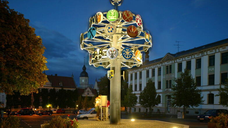 Der Zunftbaum auf dem Riesaer Rathausplatz ist das Wahrzeichen der hiesigen Kreishandwerkerschaft.