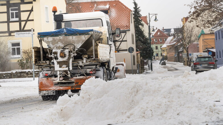 Ein Fahrzeug der AGV Anfang Februar auf der Meißner Straße. Einen Wintereinbruch wie zuletzt, habe es jetzt zehn Jahre lang nicht gegeben, so das Unternehmen.