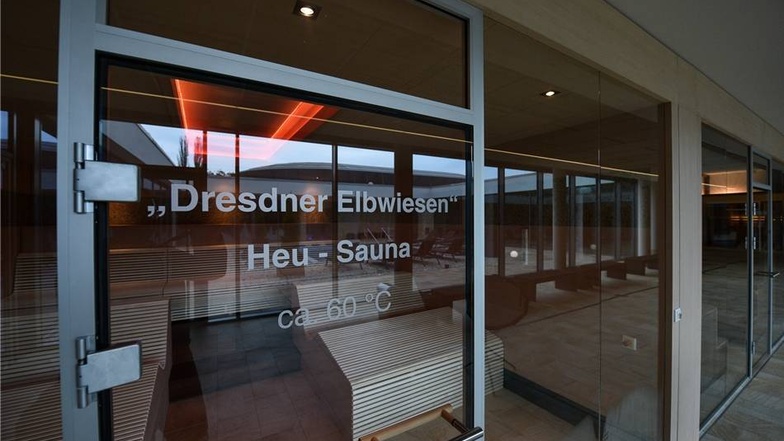 In der Heu-Sauna „Dresdner Elbwiesen“ sitzen die Besucher bei circa 60 Grad Celsius Raumtemperatur- zwar nicht im Gras, dafür aber vor einer Heu-Kulisse auf einer Holzwiese. Christian Juppe