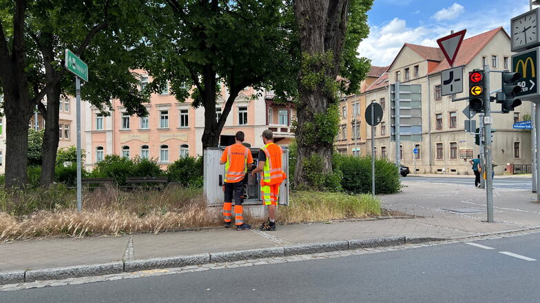 Zwei Techniker am Schaltkasten der Ampelanlage des Beyerleinplatzes.