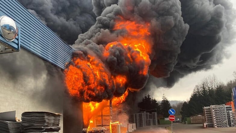 Flammen schlagen aus der Produktionshalle der Firma Grupo Antolin.