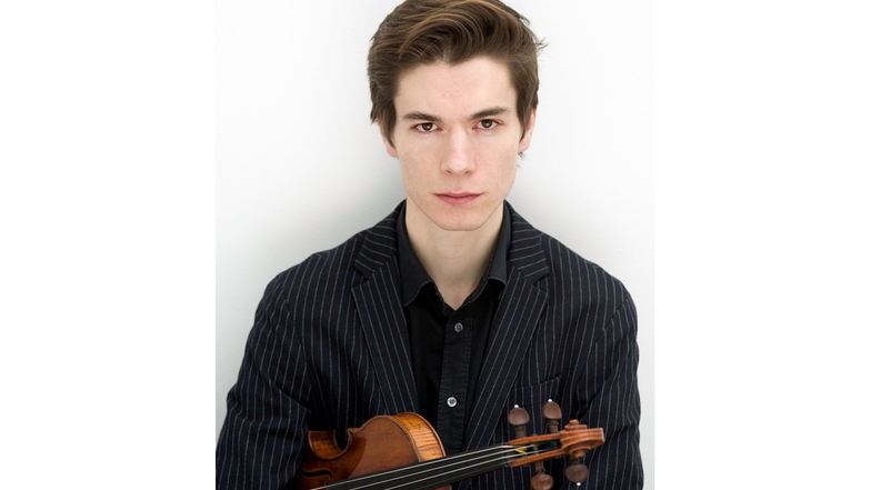 Lukas Stepp spielt seit seinem fünften Lebensjahr Geige, hat in Berlin und New York studiert und ist nun, mit Anfang 30, bereits Konzertmeister der Sächsischen Staatskapelle. Er selbst bezeichnet sich als „begeisterten Konzert- und Operngänger“.