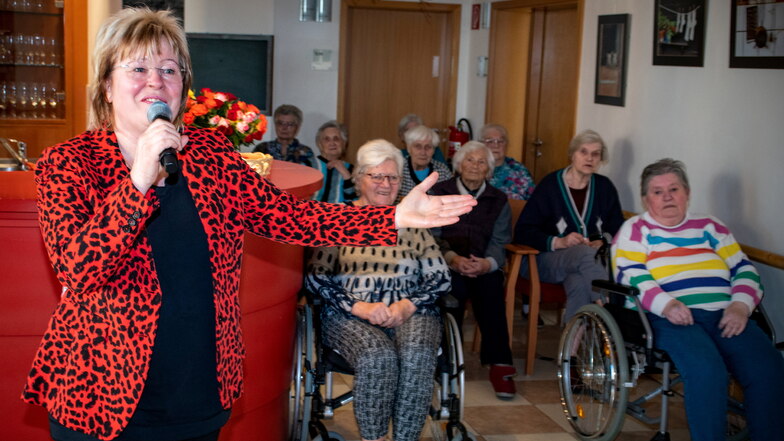 Sängerin Mirella hat die Bewohner der Alloheim Seniorenresidenz „ Am Eichberg“ in Waldheim am Mittwoch mit einem musikalischen Programm unterhalten.