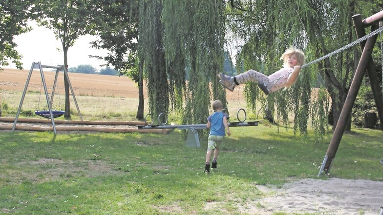 Seit der Spielplatz in Knobelsdorf umgebaut wurde, kommen der siebenjährige Damian und seine fünfjährige Schwester Alina noch viel lieber zum Spielen vorbei.