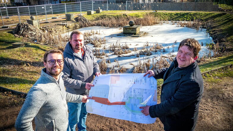 Axel Nixdorf und Peter Schneider von der Baufirma TKRS Mittelsachsen sowie Bürgermeister Ronald Kunze (parteilos, von links) freuen sich auf die Erneuerung und Verschönerung des Harthaer Stadtparks in den kommenden Wochen.