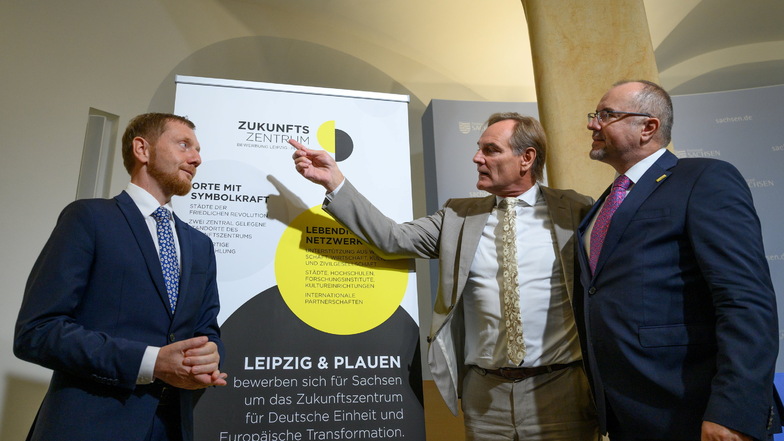 Sachsens Ministerpräsident  Michael Kretschmer (CDU, l.), Leipzigs OB Burkhard Jung (SPD, M.) und Steffen Zenner (CDU), OB von Plauen, stellten das Konzept für ein Zukunftszentrum vor.
