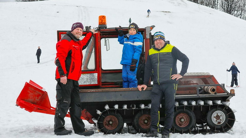 Bernd Herford (l.) vom Lückendorfer Förderverein präpariert mit Gleichgesinnten den Skihang am Johannisstein und die Skiwege in Oybin und Lückendorf. Hagen Gnauk von den "Ski-Hagens" und Sohn Kalle freut das.