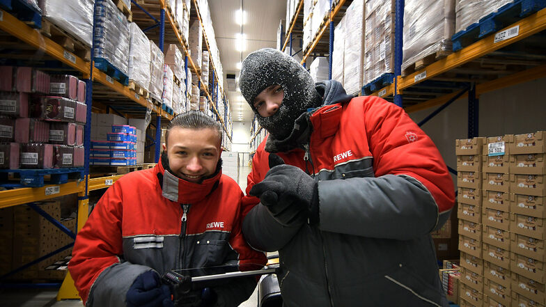 Florian (links) und Johannes sind für die Waren im Tiefkühlbereich zuständig. Dort herrschen bis zu minus 24 Grad Celsius. Länger als zwei Stunden dürfen die angehenden Lageristen sich nicht in dem Bereich aufhalten.