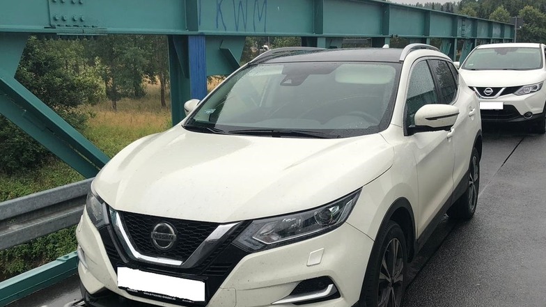 Zoll und Bundespolizei haben am 12. Juli 2019 zwei Autos vom Typ Nissan Qashqai bei Krauschwitz kurz vor dem polnischen Podrosche sichergestellt und die Kurierfahrer festgenommen. Die neuwertigen Autos waren kurz zuvor in Dresden gestohlen worden.